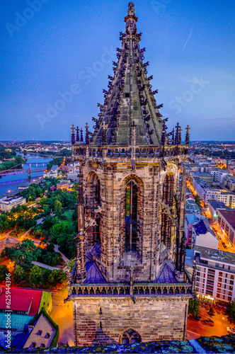 Blick vom Nordturm des Magdeburger auf den Dom und die Magdeburger Innenstadt in der Blauen Stunde