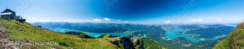 Schafberg mit Schafbergbahn über dem Wolfgangsee und Salzkammergut in Salzburg, Österreich