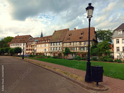 Quai Anselmann in der historischen Altstadt von Wissembourg (Weißenburg) am Fluss Lauter im Elsass mit dem Maison du sel (hinten) in Frankreich an der Grenze zu Rheinland-Pfalz.