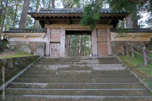 石段を登った先にある飫肥城の裏門