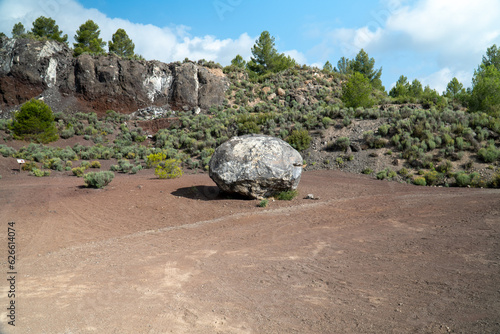 Bomba volcánica, roca volcánica expulsada hace millones de años del volcán de Cofrentes.