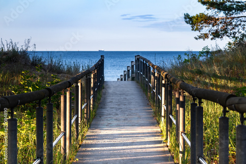 Drewniany chodnik na wybrzeżu Morza Bałtyckiego w Polsce. Piękny krajobraz. Wooden walkway on the Baltic Sea coast in Poland. A beautiful landscape.