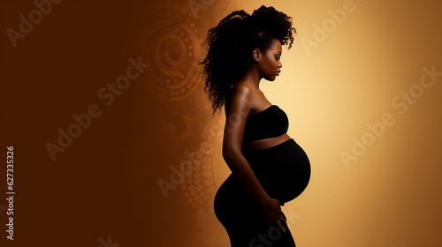 Linda mulher grávida afro em fundo cinza com espaço para texto. Barriga linda de grávida