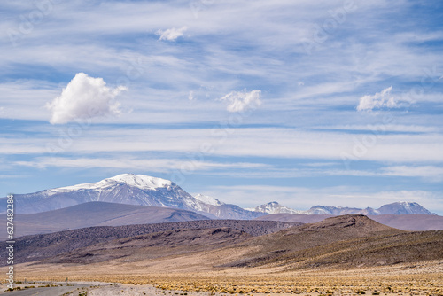 Vista a las montañas en la cordillera de Los Andes en la comuna de Colchane, región de Tarapacá, Chile