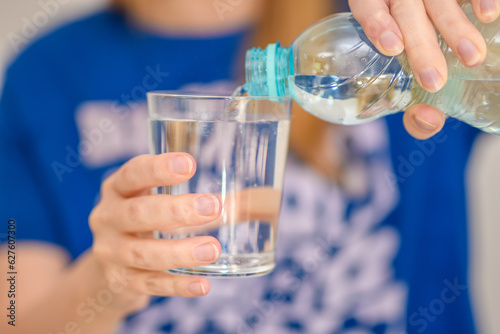 Pić wodę, nalewać do szklanki z plastikowej butelki