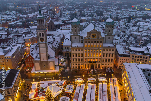 Idyllischer Winterabend beim Weihnachtsmarkt auf dem Augsburger Rathausplatz