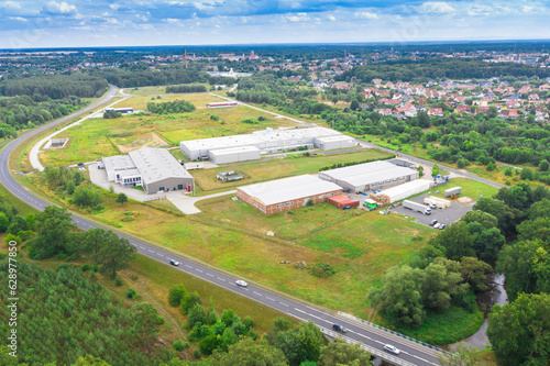 Panorama miasta Żagań wykonana z dużej wysokości z użyciem drona. Na pierwszym planie widać budynki w strefie ekonomicznej przy ulicy Asnyka, na drugim planie widać odległe centrum miasta.