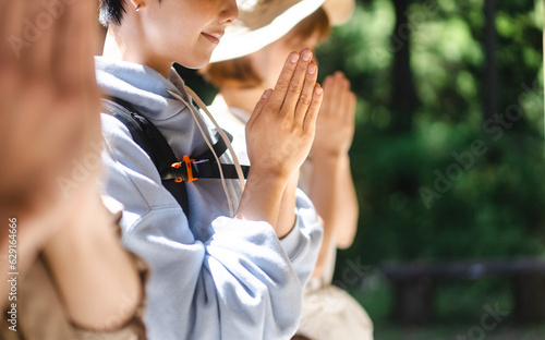 森の中にある神社にお参りする日本人グループ