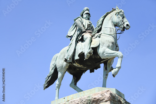 Rechtsrheinisch bei der Hohenzollernbrücke Köln steht das Reiterstandbild Kaiser Wilhelms I. (1797 - 1888). Er wurde 1861 König von Preußen, 1871 Deutscher Kaiser. Geschaffen 1864 von Friedrich Drake