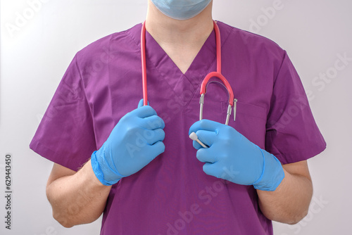 Chirurg w rękawiczkach przed operacją 