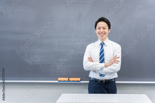 教室で授業する男性教師