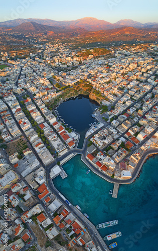Grecja, Kreta, greckie miasto Ajos Nikolaos z drona, Jezioro Wulismeni - Límni Voulisméni duża panorama