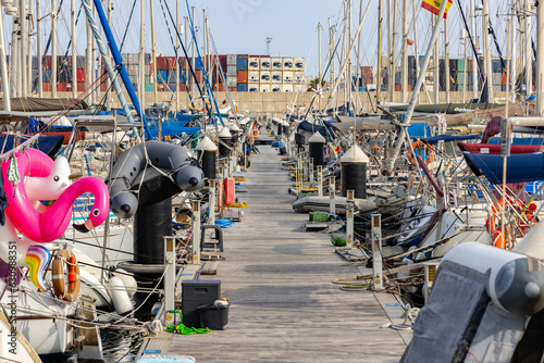 Barcos atracados en el puerto deportivo de valencia