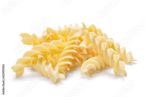 Włoski makaron Fusilli na białym tle