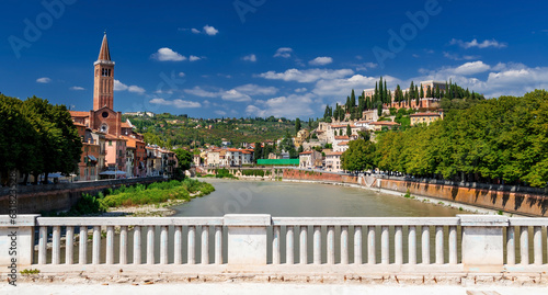 Blick von der Ponte Nuovo über die Etsch auf die Altstadt von Verona und Castel San Pietro in Italien
