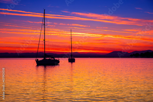 Morski krajobraz i letni zachód słońca, wybrzeże wyspy Eubea, Grecja