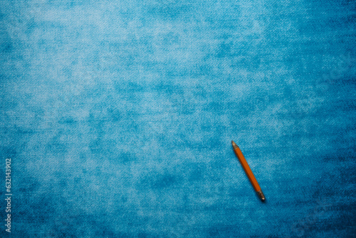ołówek na niebieskim tle 