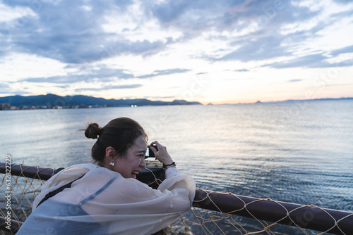 夕暮れの海にいる女性