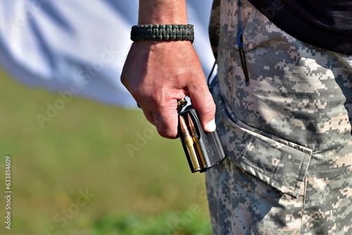 żołnierz trzymający magazynek broni