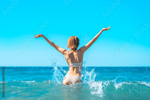 海水浴を楽しむ水着姿の女性