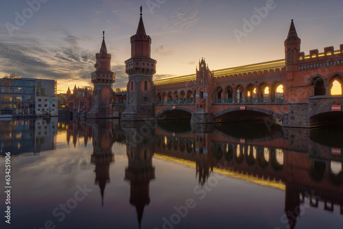 Ansicht der Berliner Oberbaumbrücke zum Sonnenuntergang mit einer U Bahn als Langzeitbelichtung