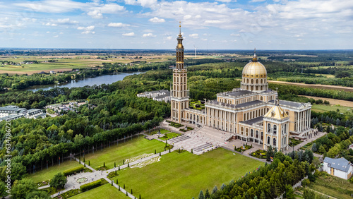 Bazylika Sanktuarium Matki Bożej w Licheniu, widok z drona. 