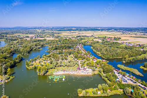 Ośrodek wypoczynkowy w Olzie na Śląsku w Polsce. Panorama z lotu ptaka w lecie. Jeziora powstałe po dawnych kopalniach żwiru i piasku.