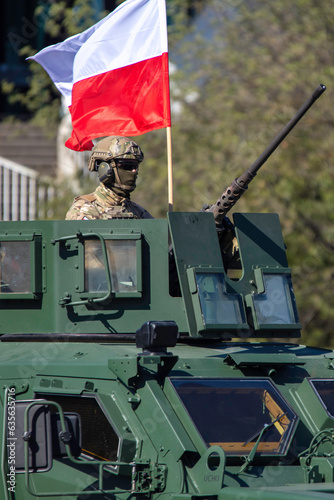 Żołnierz w woskowym wozie bojowym na paradzie z okazji święta Wojska Polskiego