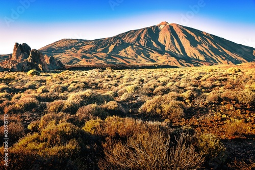 Volcán Teide en la isla de Tenerife, islas canarias, España. Paisaje idílico, impetuoso y dramático con nubes intensas y colores expresivos.