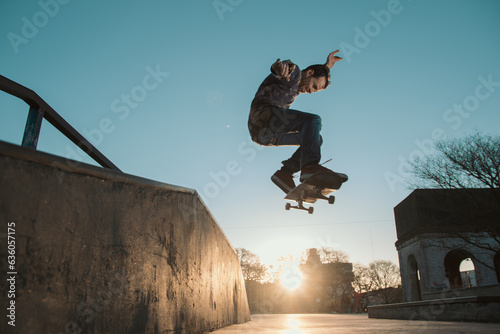 Skateboarder haciendo ollie