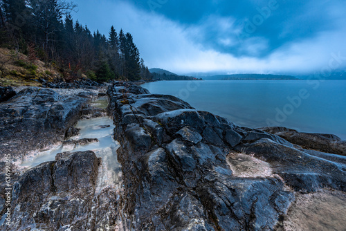 Steine am Ufer des Walchensees bei trübem Wetter