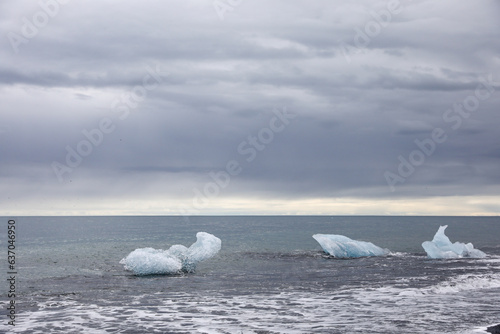 Iceberg qui se détache d'un glacier pour finir dans la mer , fonte des glaces en raison du réchauffement climatique