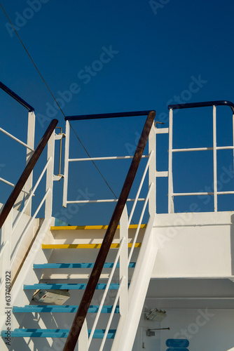 Escalier et balustrade d'un ferry