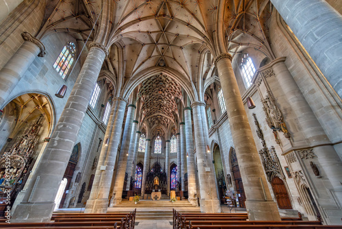 Innenansicht des Heilig-Kreuz-Münster in Schwäbisch Gmünd mit seinem Netzgewölbe, Säulen, Altar und Kirchenfenstern