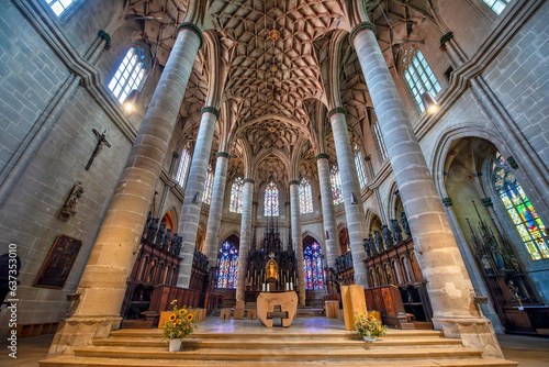 Innenansicht des Heilig-Kreuz-Münster in Schwäbisch Gmünd mit seinem Netzgewölbe, Säulen, Altar und Kirchenfenstern
