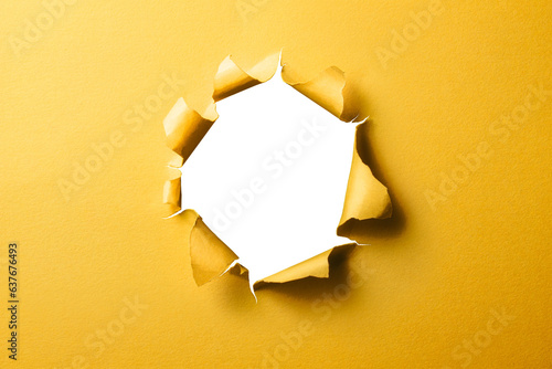 穴の空いた黄色い紙の背景テクスチャー