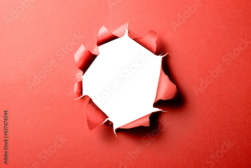 穴の空いた赤い紙の背景テクスチャー