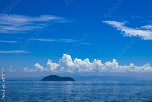 竹生島と夏雲