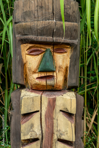 drewniana rzeźba ludowa przedstawiająca twarz męższczyzny