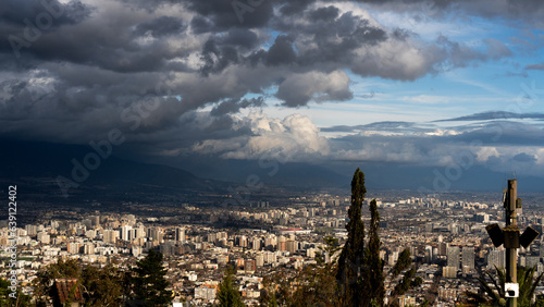 Santiago y los Andes nublado con tormenta
