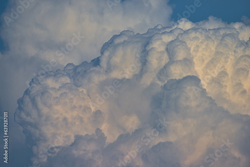 Kłębiasta, biała chmura wypiętrzająca się ku górze. Jest to chmura cumulonimbus powstająca na granicy frontu atmosferycznego. Jej powstawanie często zapowiada intensywny deszcz.