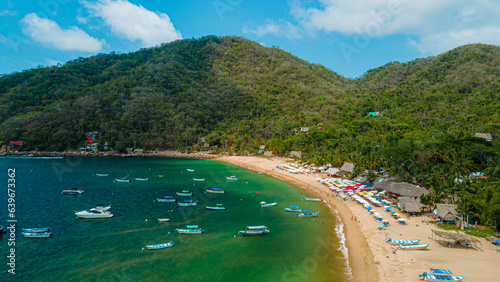 La playa mas bonita de Puerto Vallarta, se encuentra al sur a unos 20km del Malecón, este es un pueblo pesquero donde tiene gran diversidad de flora y fauna así como cascadas y ríos que se unen al mar