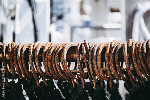 Vieux crochets métalliques suspendus sur un bateau de pêche
