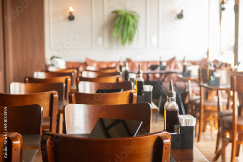 Ambientação de restaurante caro e aconchegante.