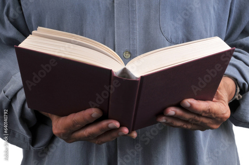 Un livre ouvert avec une couverture rouge en main en gros plan