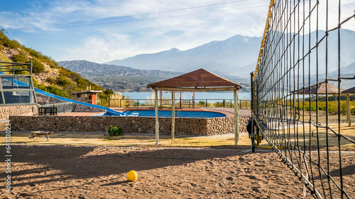 Juego suspendido , viento sonda en altura , amenaza con arruinar la tarde , como se puede ver sobre los picos de la cordillera de Los Andes , el famoso viento caliente empaña de polvo el hermoso lago.