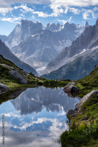 Paysage de montagne dans le massif du Mont-Blanc autour du lac Blanc dans le département de la Haute-Savoie en France en été