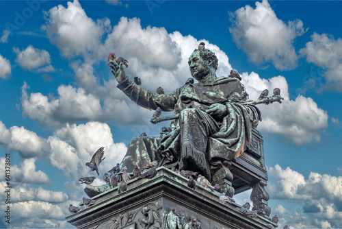 Statue des sitzenden Maximilian I. Joseph, dem ersten könig von Bayern auf dem Max-Joseph Platz in der Müncher Altstadt mit Tauben