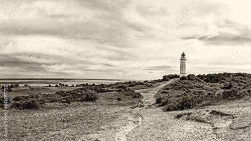 Panorama der Landschaft auf der in der Ostsee gelegenen Insel Hiddensee mit dem Leuchtturm Dornbusch, Deutschland, sepia getönt