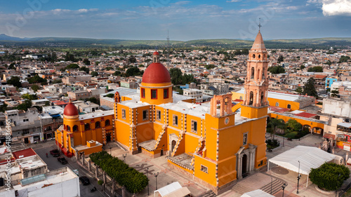 panorama pintoresco del pueblo pequeña ciudad centro histórico colorido lleno de casas y árboles Latinoamérica México día soleado arquitectónico